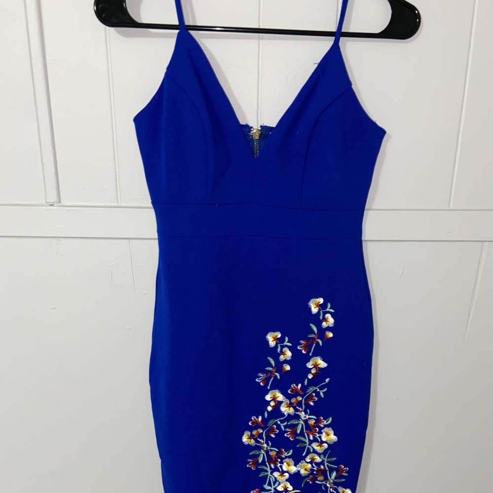 Beautiful dress! Fits like a Medium